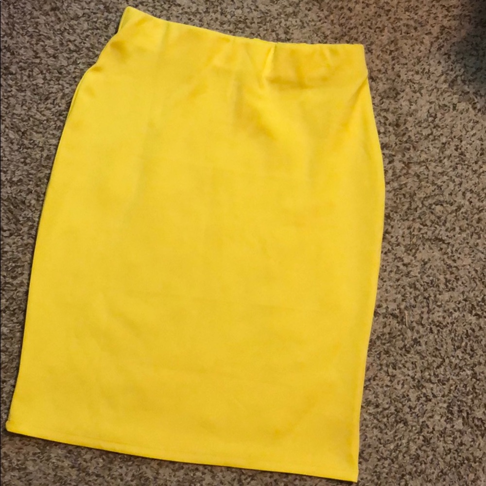 Yellow pencil skirt